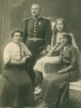 Cecilia and Claes Erik with their daughters.